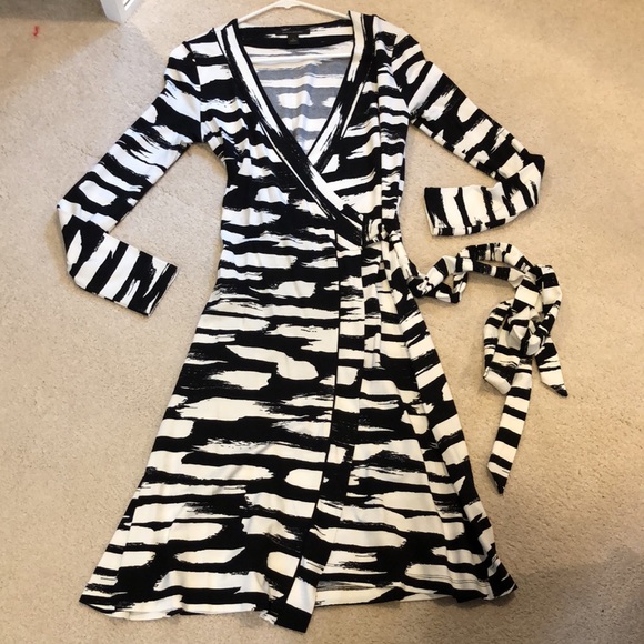 Banana Republic Dresses & Skirts - Banana Republic Gemma Wrap Dress Small Black/White